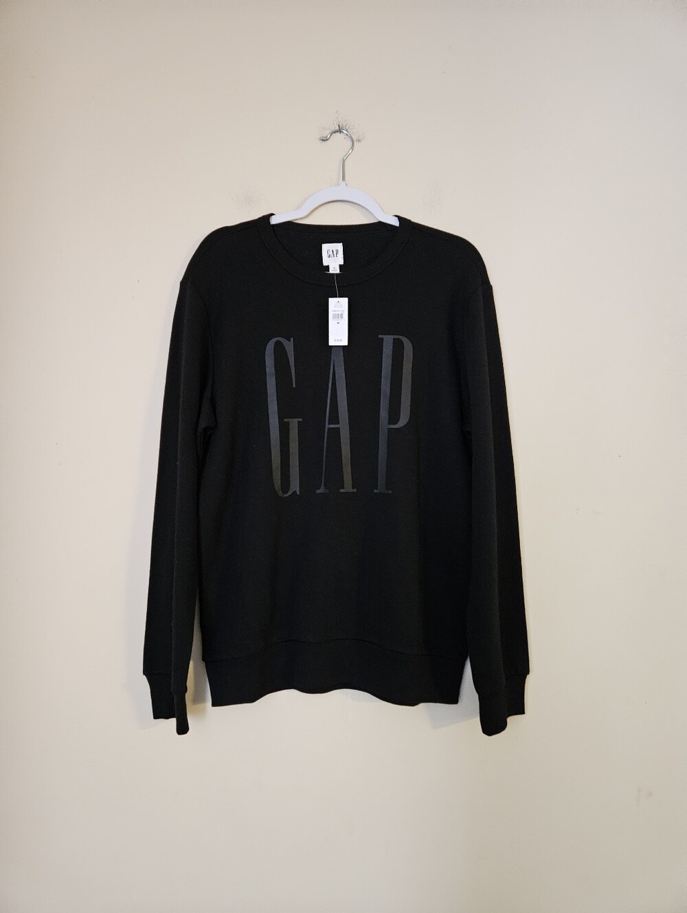 GAP Men's Black Crewneck Sweatshirt with Subtle Logo